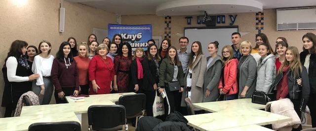 Студенти та викладачі кафедри журналістики разом із Олегом Панютою